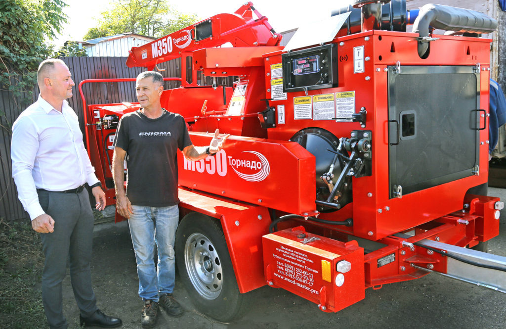    Измельчитель веток «Торнадо», который приобрело в этом году городское поселение, поможет решить проблему с растительным мусором, что образуется после обрезки деревьев. Евгения Мажитова