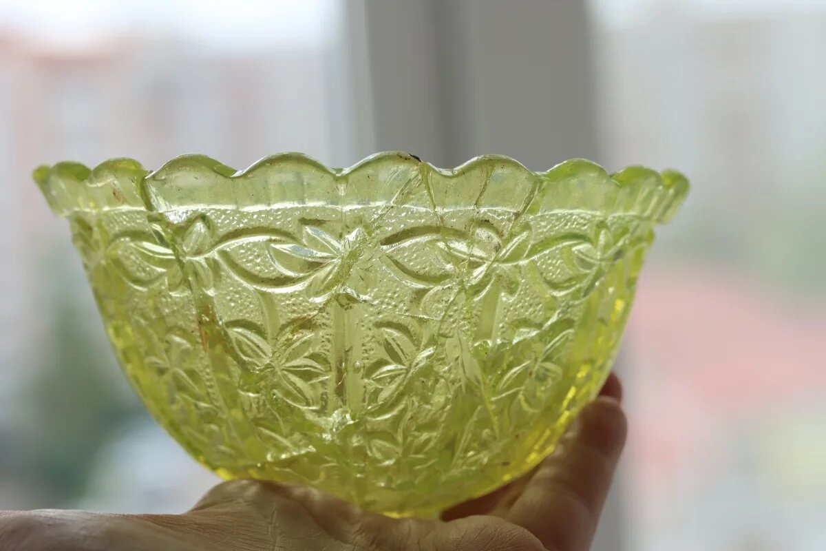    Предметы из уранового стекла обнаружили археологи у СмолГУ