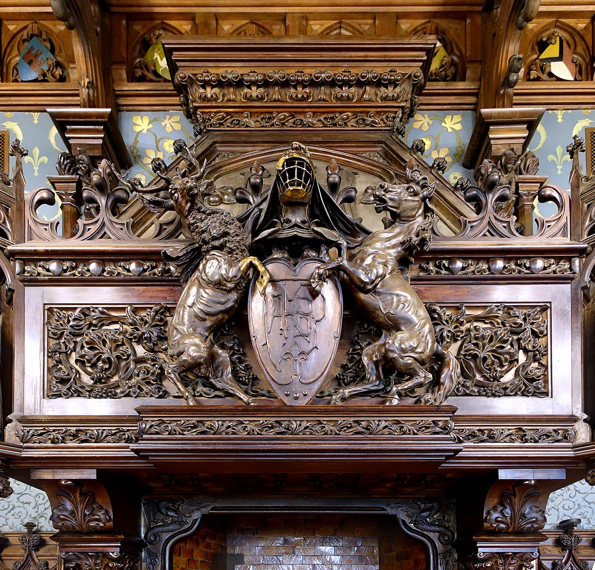 Камин в Готической столовой. Особняк Кельха. Санкт-Петербург.