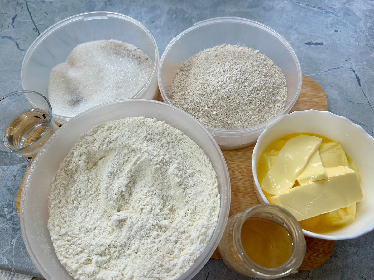 Изюм пришел в голову позже, поэтому на фото не попал. Но он есть в рецепте.