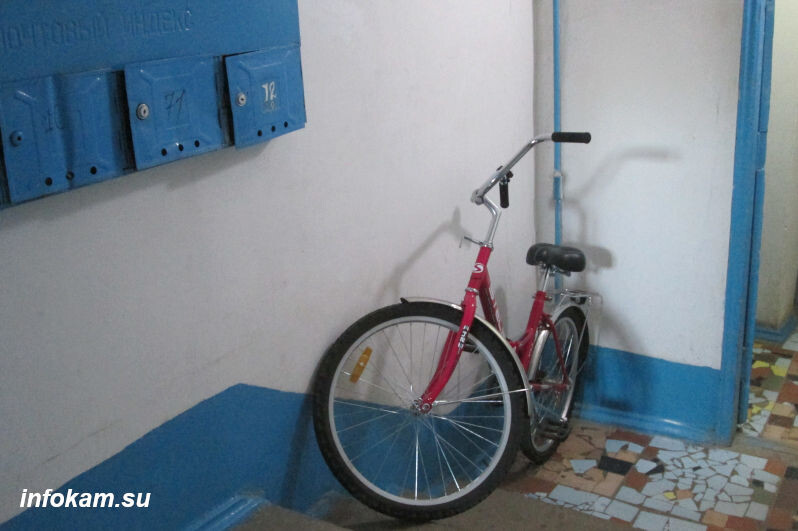    Так оставляют велосипеды в подъездах камышинские подростки