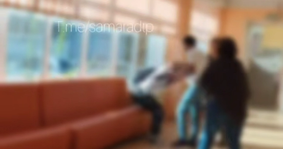 Мужчина пытается усадить школьника. Скриншот с видео