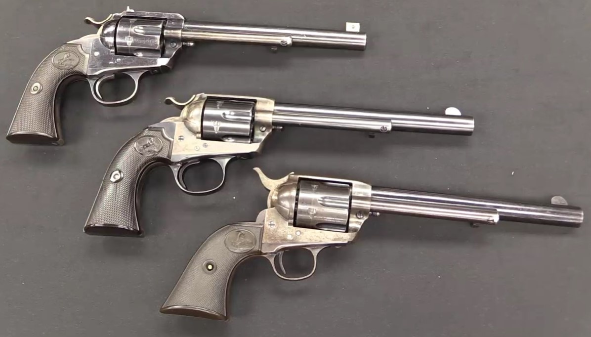 Сверху вниз: "Кольт Бисли целевой", "Кольт Бисли", "Кольт одинарного действия армейский".