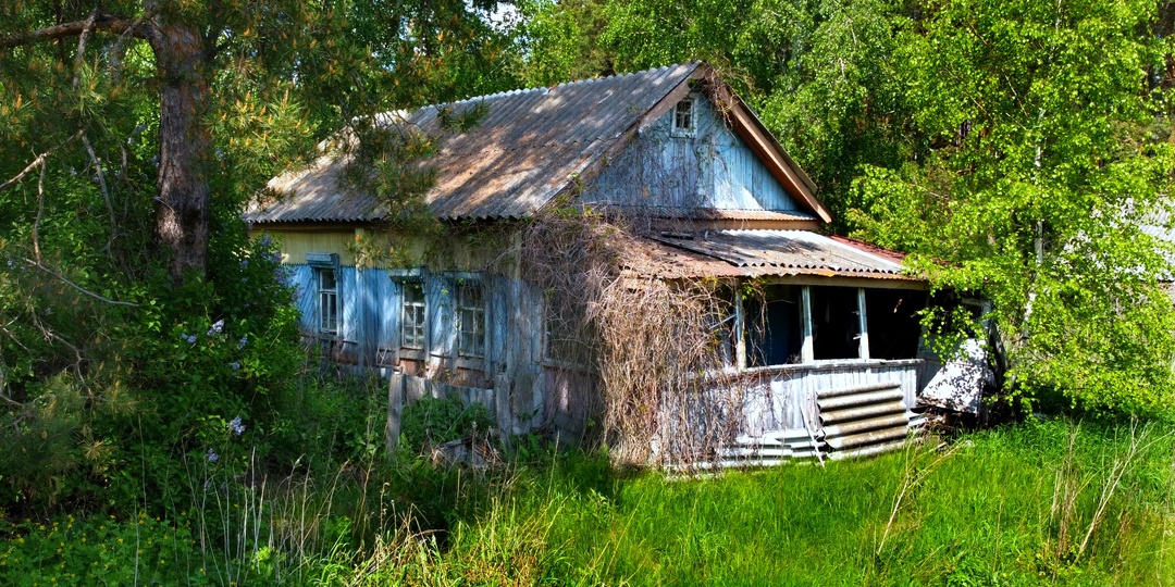В ШОКЕ ОТ УВИДЕННОГО ЗДЕСЬ! ЗАБРОШЕННАЯ ДЕРЕВНЯ НА ХОЛМЕ В ЛЕСУ