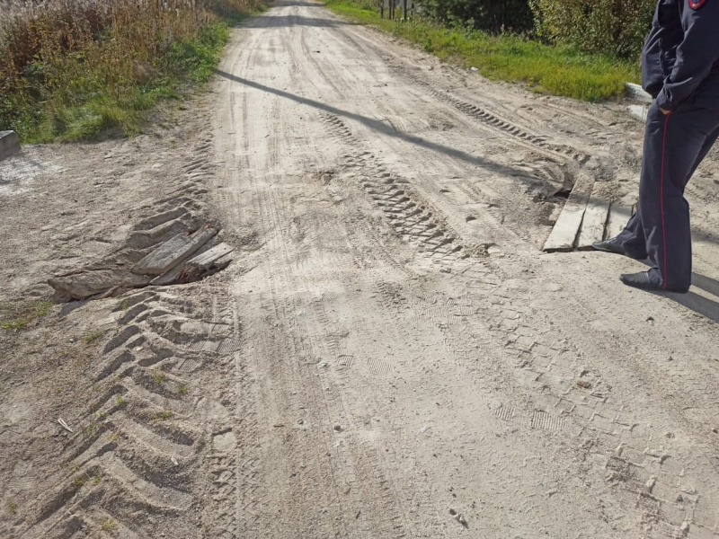    Аварийный мост закрыли для проезда в поселке Карелиипос. Валдай Сегежского округа