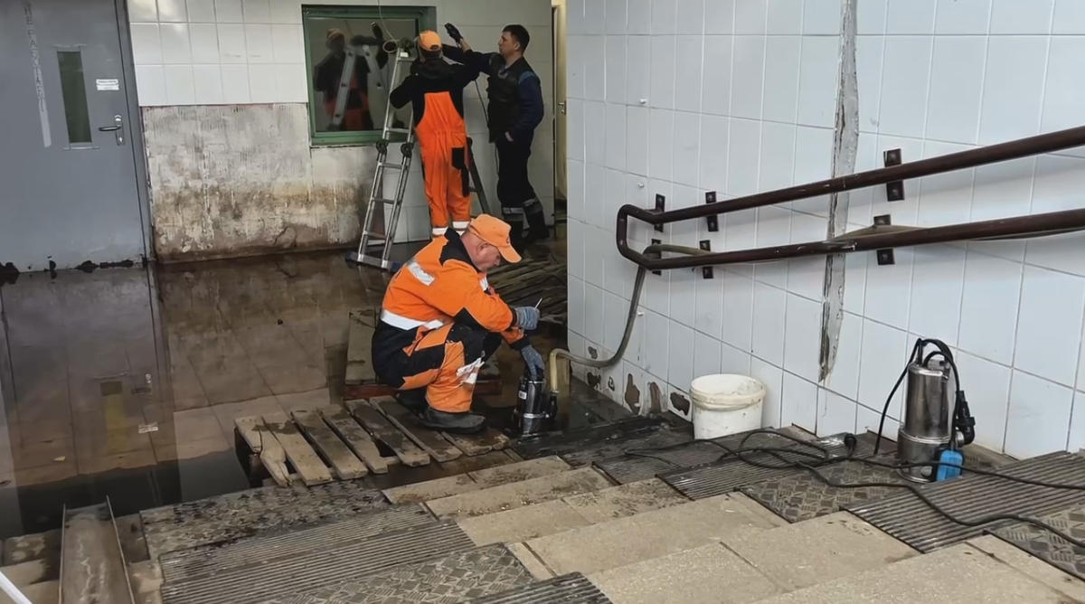     В затопленном переходе на Киренского в Красноярске установили новый насос