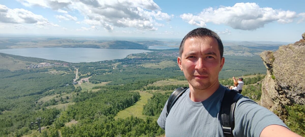 На фоне - озеро Банное