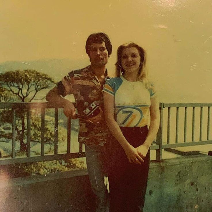 Фредди и Мэри в Японии в 1979 году. Так мило, что они менялись футболкой. см дальше галерею