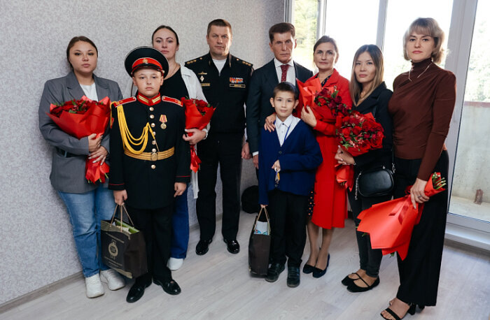 Олег Кожемяко и Виктор Лиина снялись на память с новосёлами / Фото: Оксана Шишенко - пресс-служба правительства Приморского края