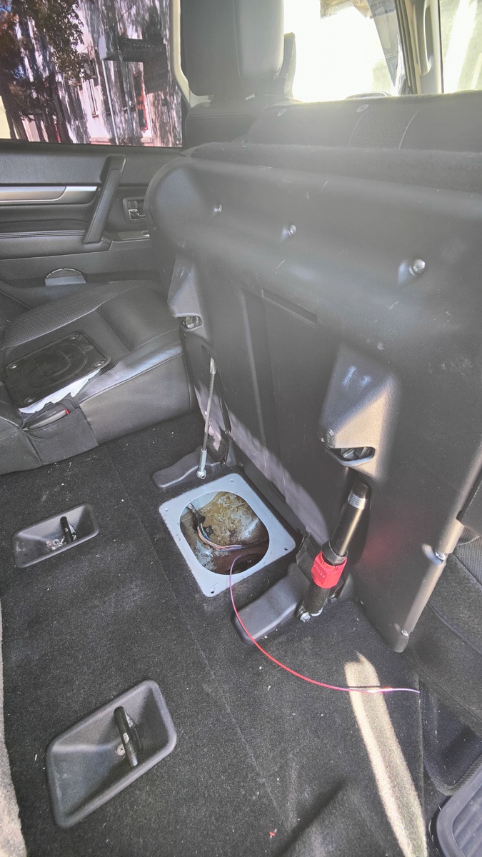 Лючок в днище Паджеро двойной. За нижний, я бы убил конструкторов. Ибо вынуть его через окно первого люка это проблематично. Но можно.