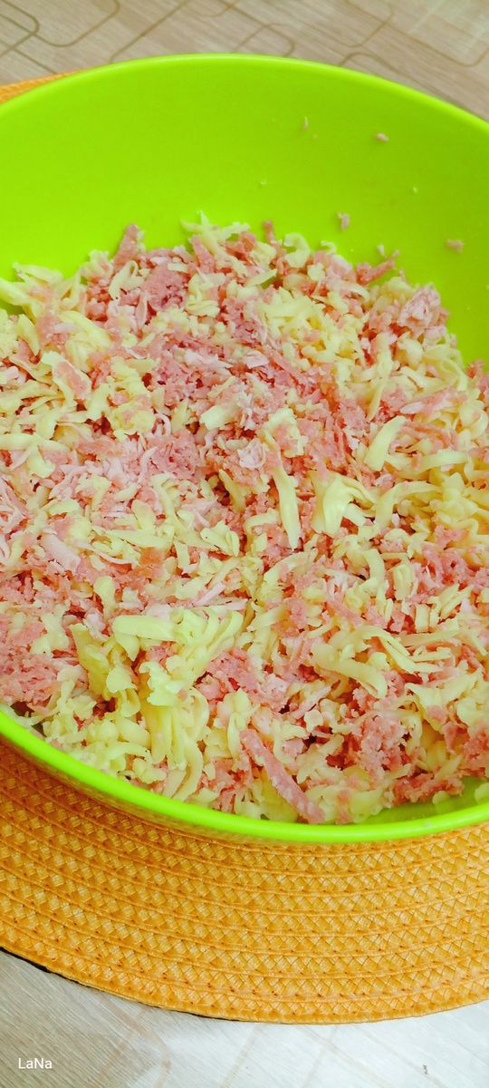 На крупной, или мелкой тёрке натираем колбасу(любого вида, можно ветчину, сосиски).