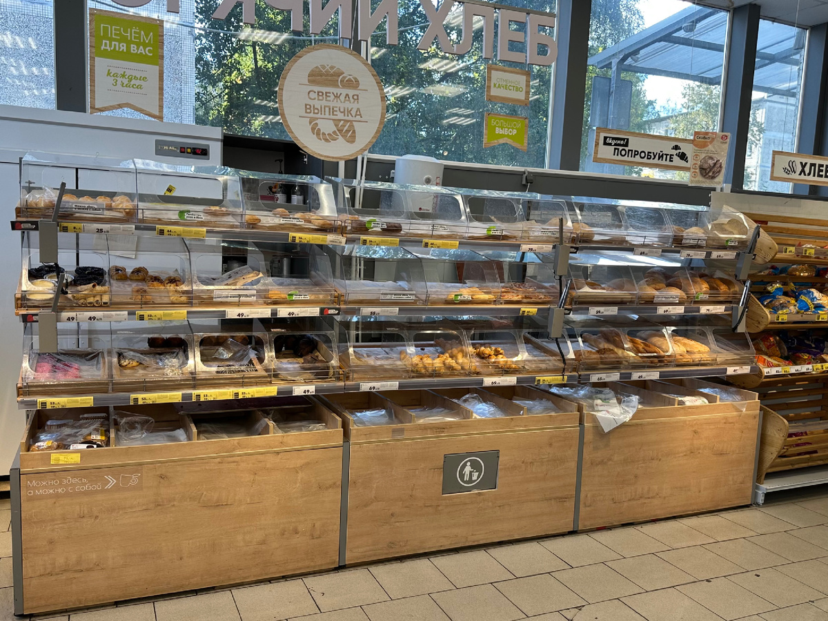 Стеллаж со "свежей" выпечкой