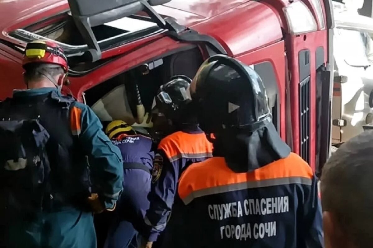    Женщину зажало в опрокинувшемся грузовике в Сочи