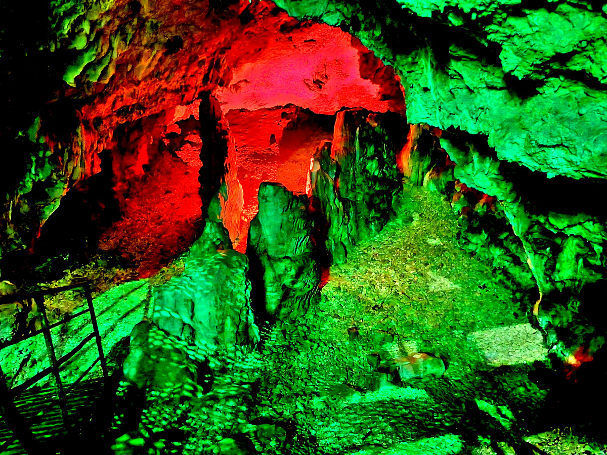 Красивая подсветка в Большой Азишской пещере. Фото автора