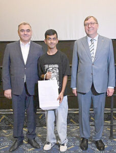 А.В. Ищенко и С.В. Рожков (справа налево) вручают награды. / ФОТО Елены Шевченко Администратор  📷
