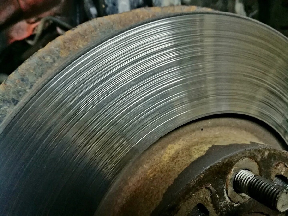 Тормозные диски перегрелись и покоробились.