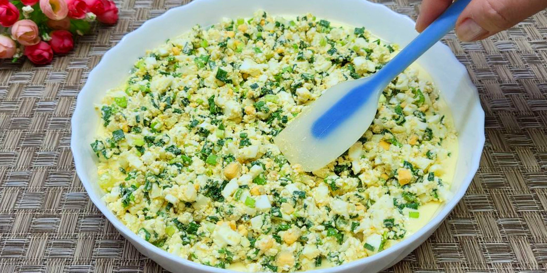 Смешиваю яйца, творог и зеленый лук и готовлю эту вкуснятину! Быстро, просто и очень вкусно!