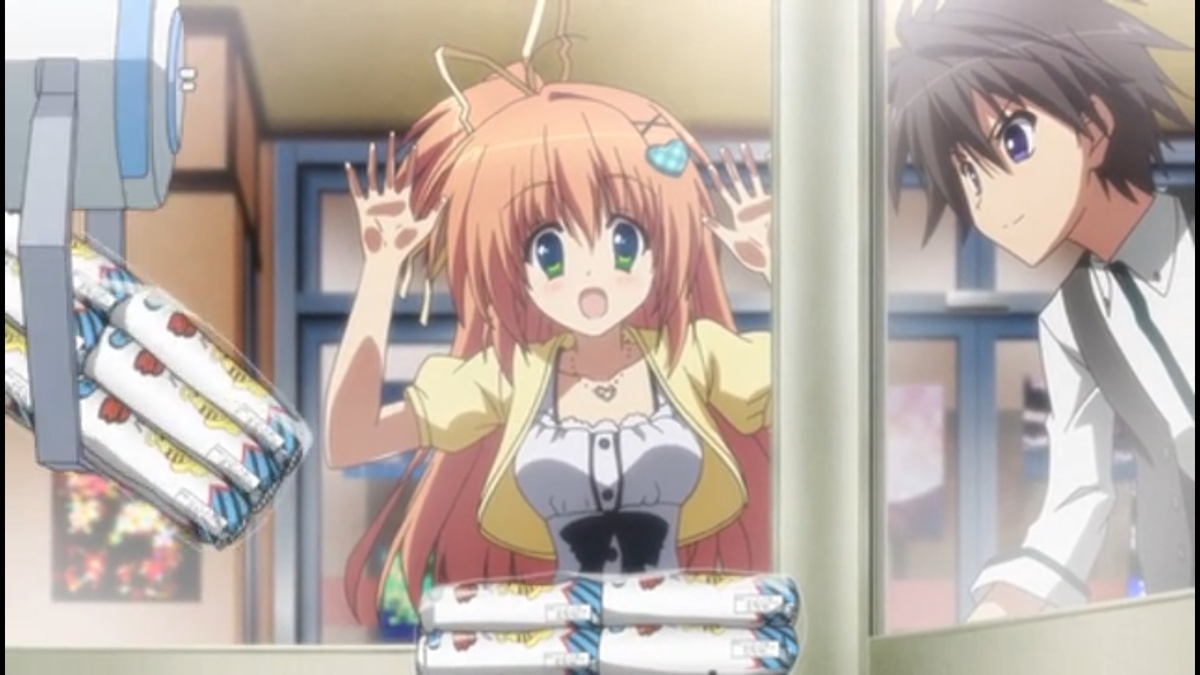 Пока Кадзу и Уи, которая просто обожала много поесть, вытаскивали очередную упаковку вкусняшек из аппарата...