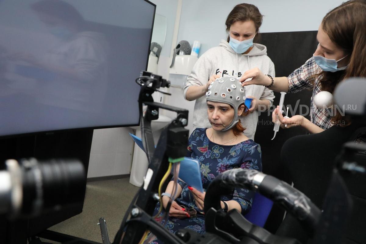    Нейроинтерфейс — это система, которая позволяет обмениваться информацией между мозгом человека и внешними устройствами