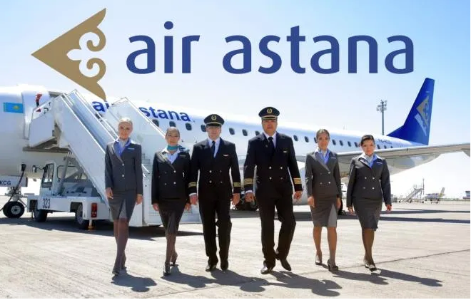 
Члены экипажа Air Astana позируют на фоне одного из самолётов Embraer E-Jets авиакомпании. 
