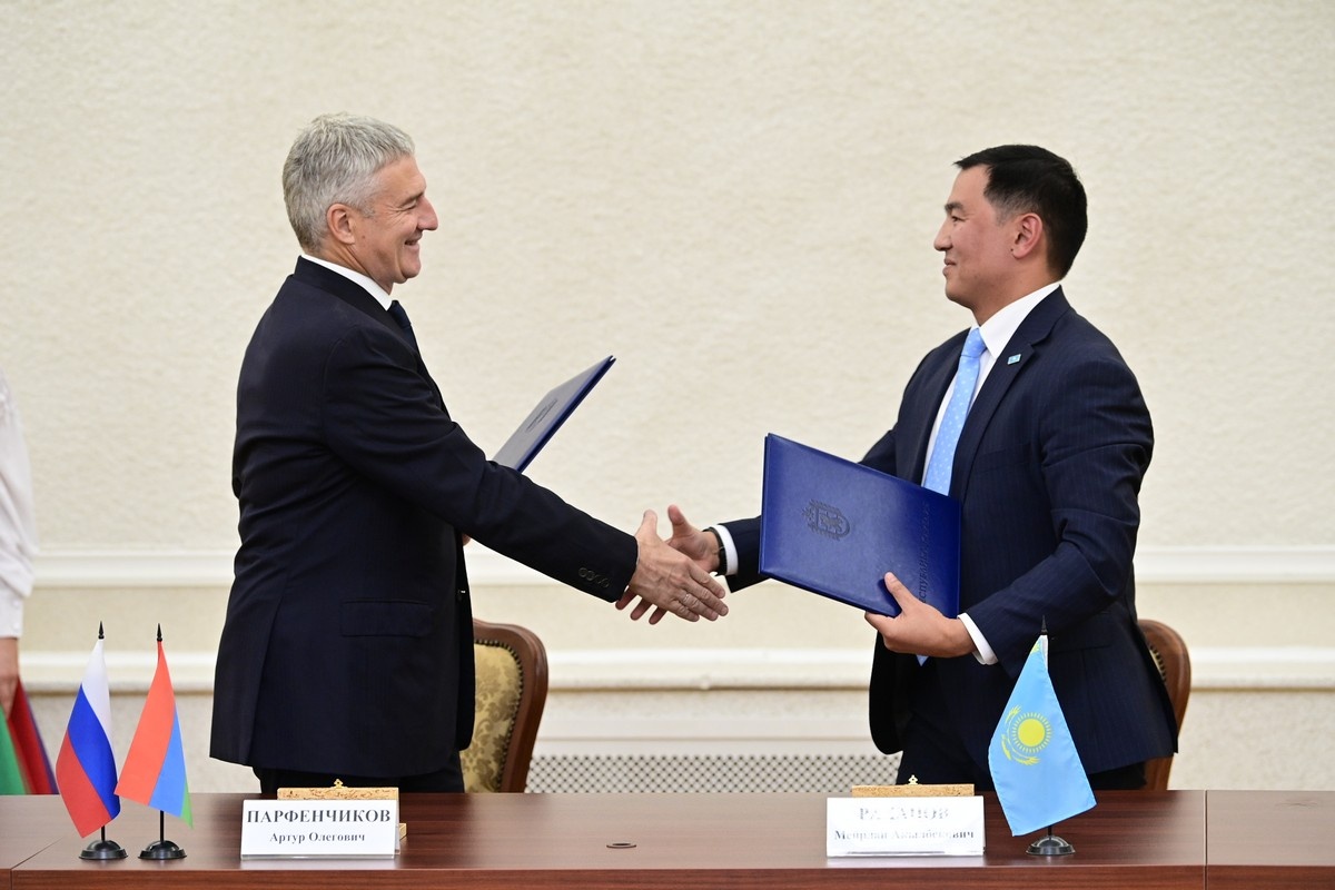    Артур Парфенчиков и   
Мейрлан Раханов. Фото: «Республика»/Сергей Юдин