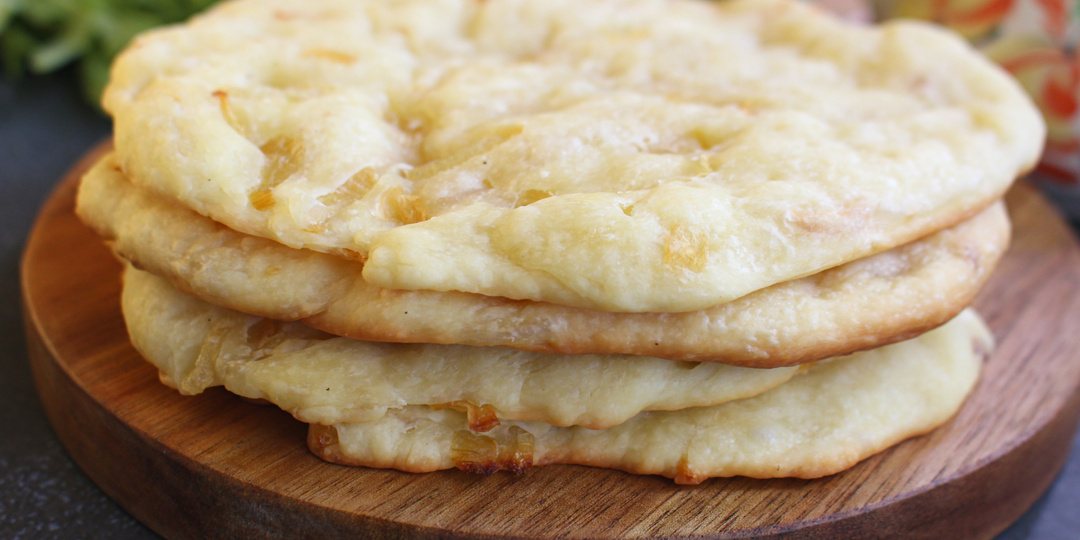 Луковые лепешки на дрожжах в духовке