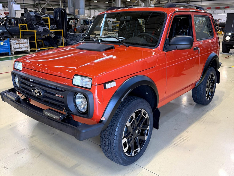 Lada Niva Sport — это автомобиль, оснащённый 1,6-литровым 16-клапанным бензиновым двигателем. Его мощность составляет 122 лошадиные силы, а крутящий момент достигает 151 Нм при 5000 об/мин. Этот мотор, который также устанавливается на Lada Granta Sport, был доработан специалистами Lada Sport, чтобы улучшить динамические характеристики внедорожника.

Привод — полный, с блокировкой межосевого дифференциала. Клиренс составляет 205 мм, что позволяет преодолевать сложные участки бездорожья.