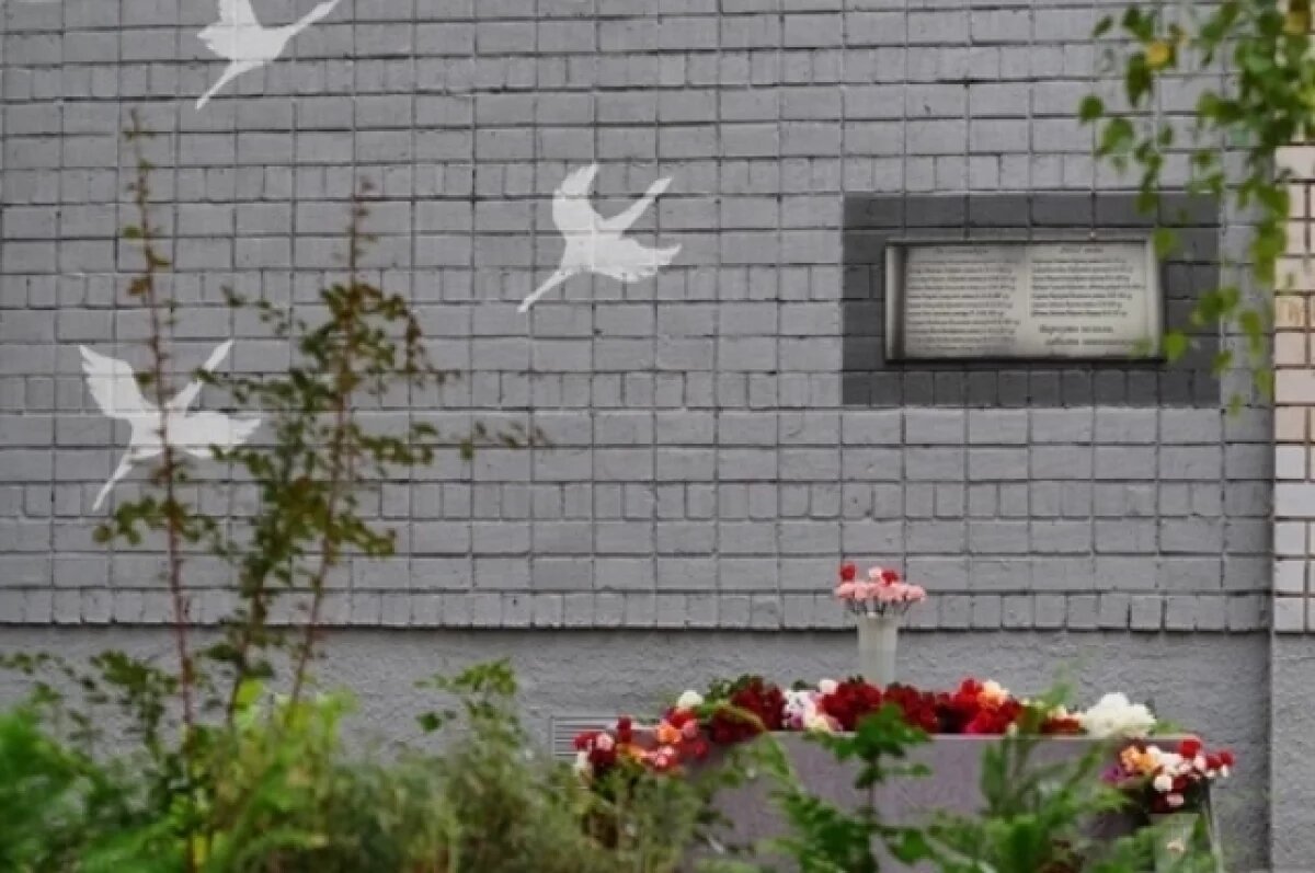    Мемориальная табличка в память о погибших при стрельбе в школе № 88 в Ижевске