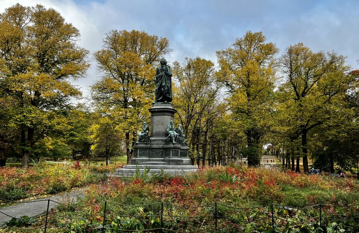 памятник Шееле, раскрывшему много тайн природы