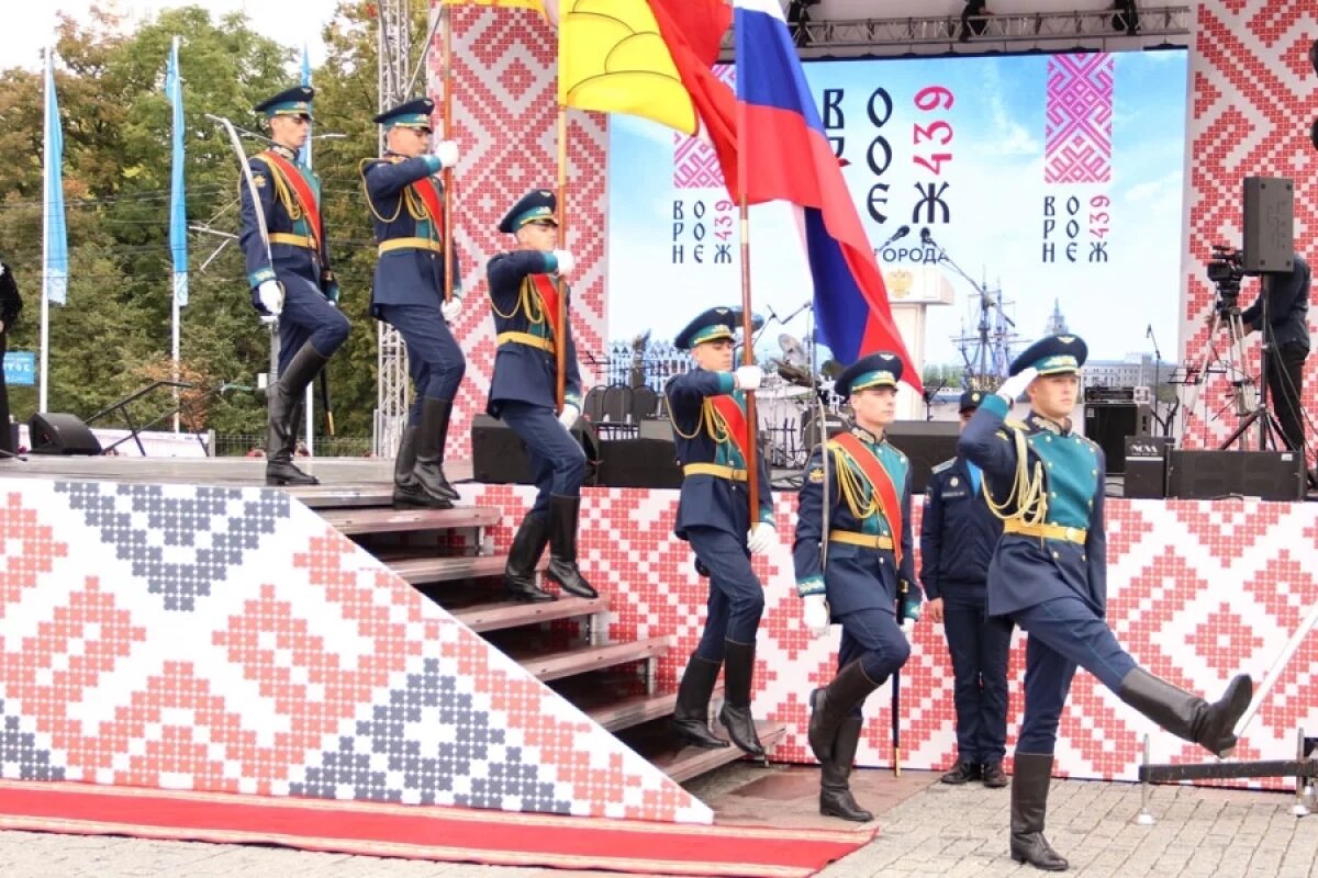   Гости приветствовали стоя роту почётного караула Военно-воздушной академии имени Жуковского и Гагарина.
