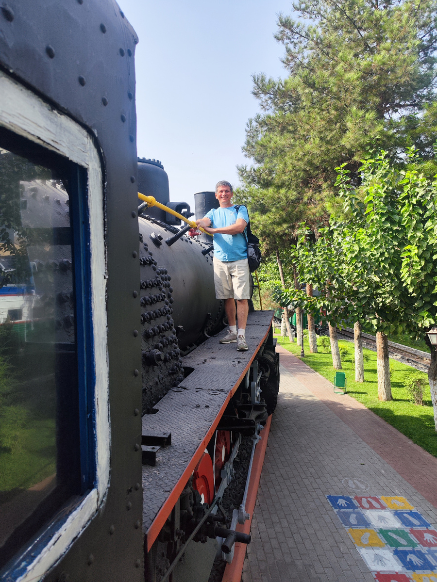 Хорошо, когда можно не только смотреть, но и трогать и даже лазить. Ну и что, что тебе пятый десяток 