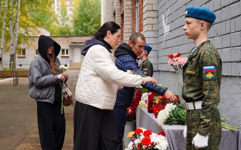    Фотофакт: цветы возложили к школе № 88 Ижевска в третью годовщину трагедии
