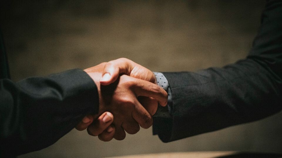    Рукопожатие. Источник: unsplash.com