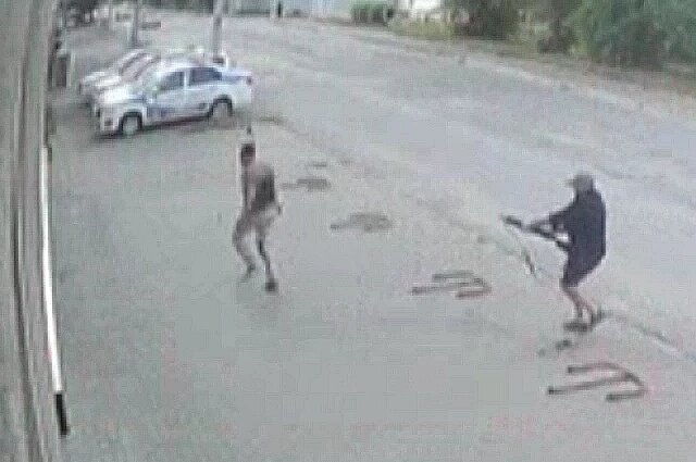   Убийца догонял судью, используя карабин как дубинку. Фото: кадр из видео.