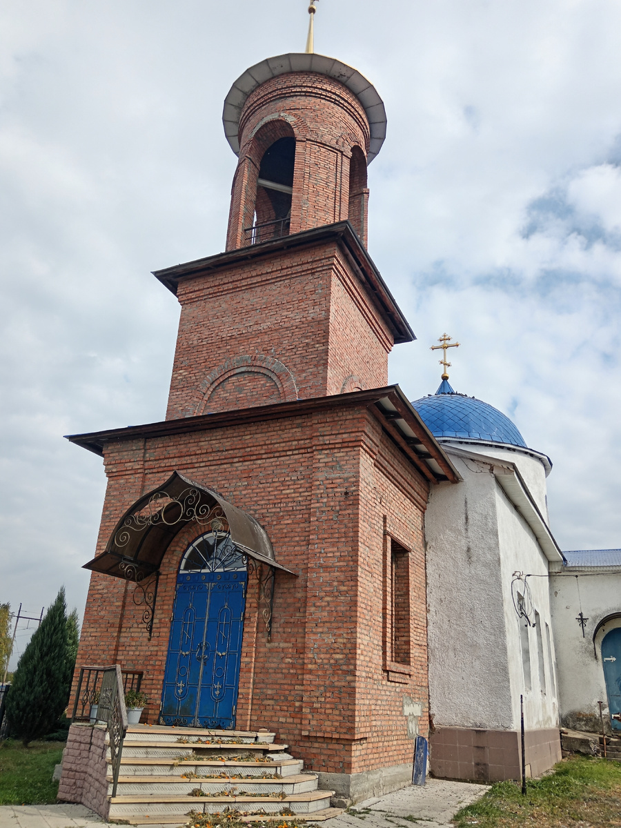 Ивановка [ Трубецкая] - поселение Старооскольского округа, примерно 25 км на юг от Старого Оскола. Искомую же слободу Ивановка на левом берегу реки основал князь Иван Юрьевич Трубецкой. В 1729 г-51 дворов и 464 души малороссиян. В 1834г  в слободе возводится кирпичная церковь во имя рождества Богородицы. При имении Трубецкого - винокуренный завод [ 1800 вёдер вина в год] и ткацкая фабрика [ три станка] 2 кузницы, 4 лавки. В 1896г насчитывалось 116 дворов и 802 жителя. Земля малородная, песок, садов нет. Сохранилась старая церковь, и кладбище устроено геометрические правильно. 