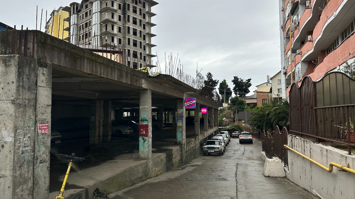 Пример объекта в Сочи - до моря буквально 200 метров пешком по карте, но не деле...