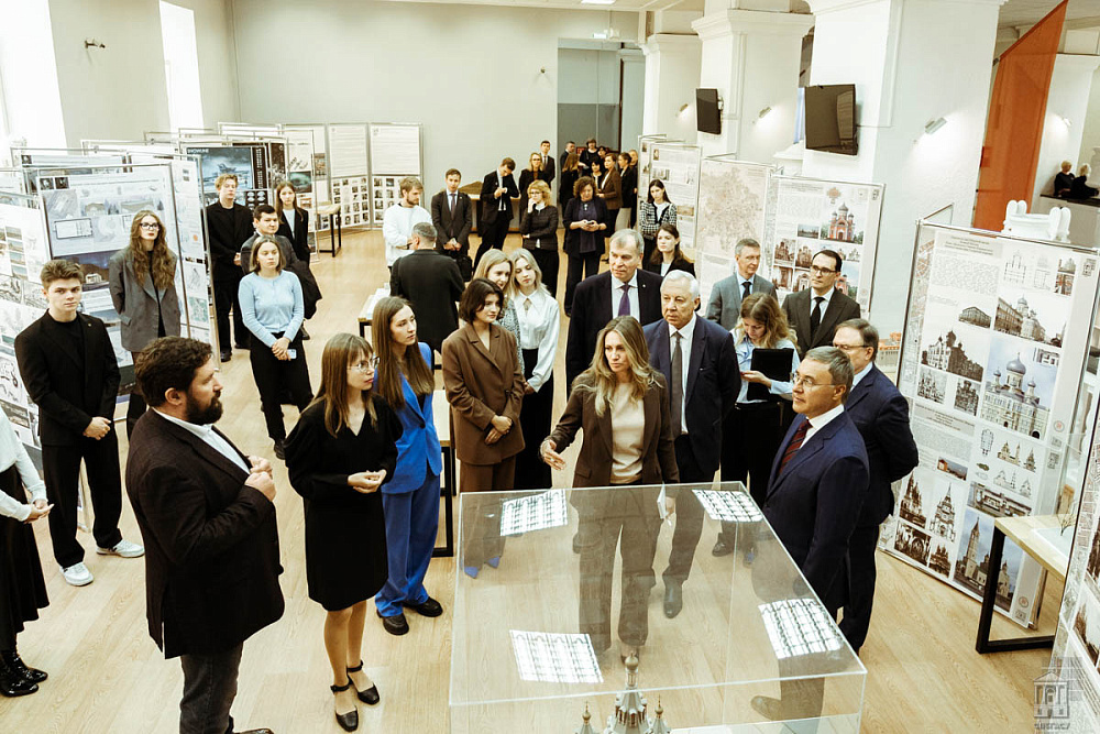 Знакомство с выставками. В центре – Надежда Акулова, слева – и. о. декана архитектурного факультета Андрей Суровенков и Александра Еремеева