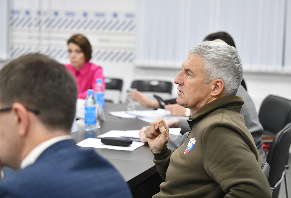 Артур Парфенчиков в кругу партийных единомышленников.