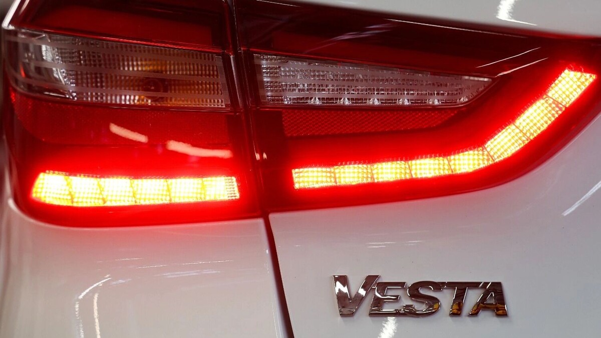 АвтоВАЗ выпускает Lada Vesta уже десять лет, и модель начала терять покупателей. Фото: Егор Алеев. ТАСС