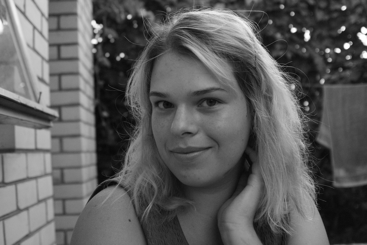 Фото с моей первой поездки на море с подружкой. Мне едва исполнилось 18