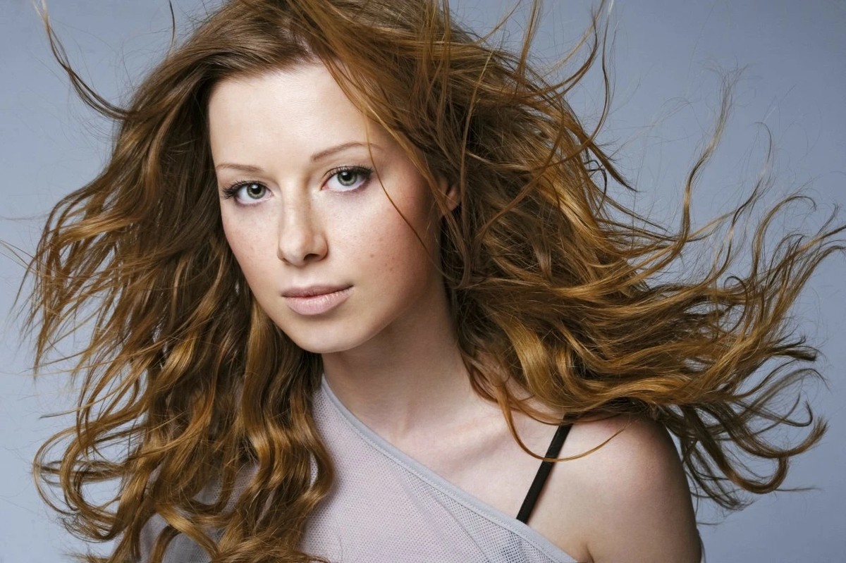 Юлия Савичева уже не поп-звезда начала нулевых, а зрелый музыкант, ведущий диалог с такой же взрослеющей аудиторией.