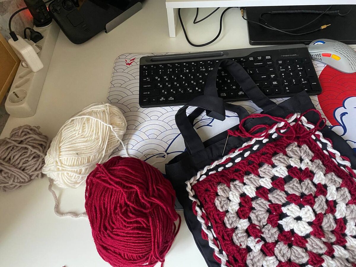 Сумка с серо-бело-красным квадратом и нитки, из которых я вязала