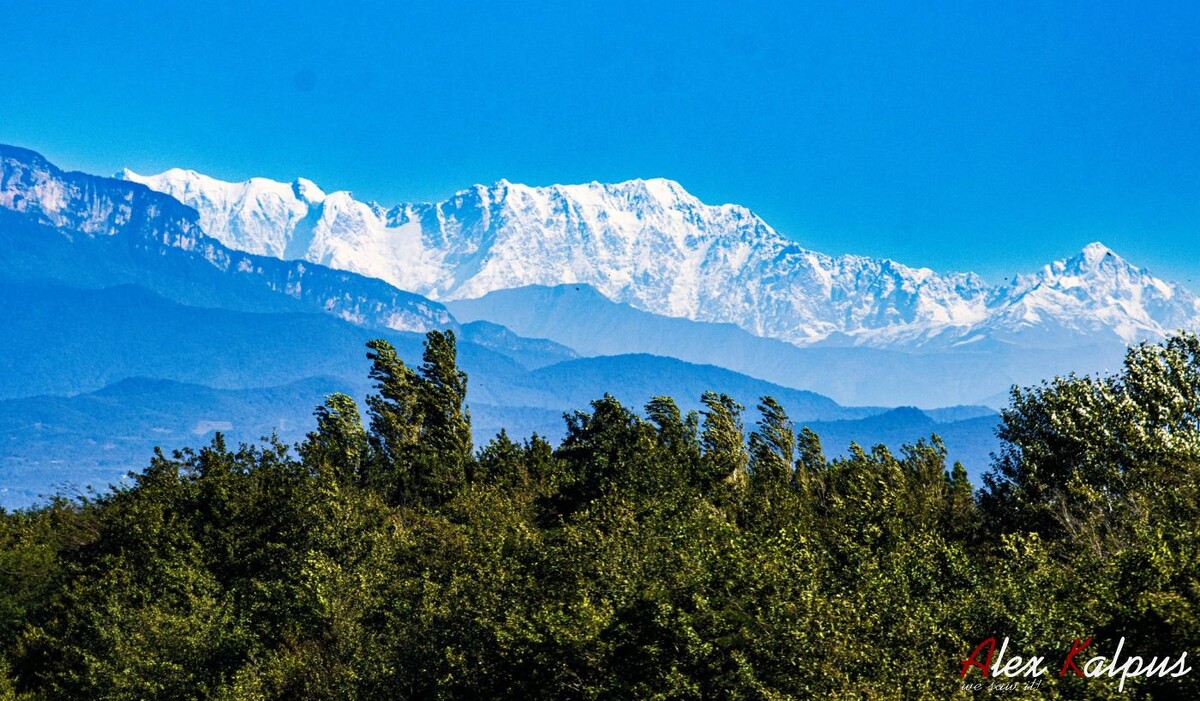 Сейчас только сентябрь. А горы Грузии уже в снегу! Или еще в снегу? Или всегда в снегу? Это край настоящих мужчин!