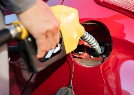    Российские АЗС стали ограничивать объёмы отпуска бензина. Сезонные проблемы усугубились атаками украинских беспилотников