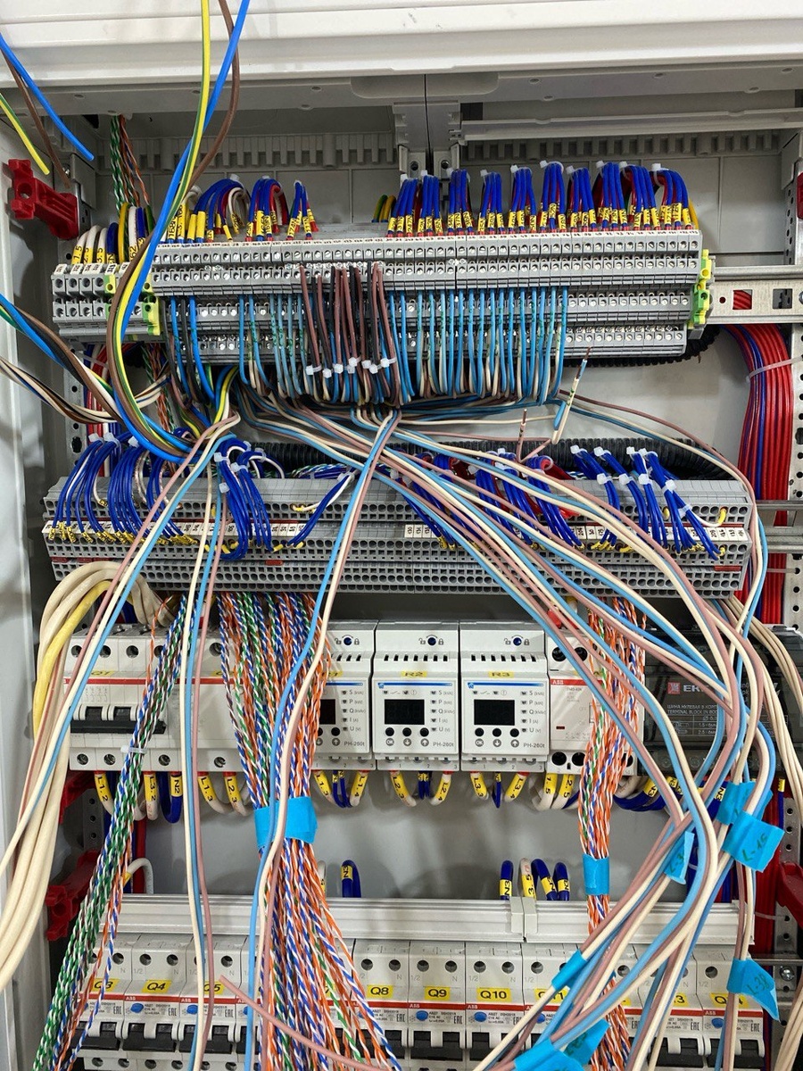 Прощесс подклчения жил проводов на клеммы