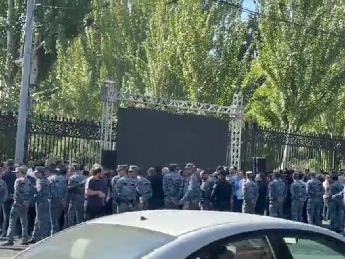    Акция с требованием импичмента Пашиняна у здания парламента Армении© @ArmeniaSputnik