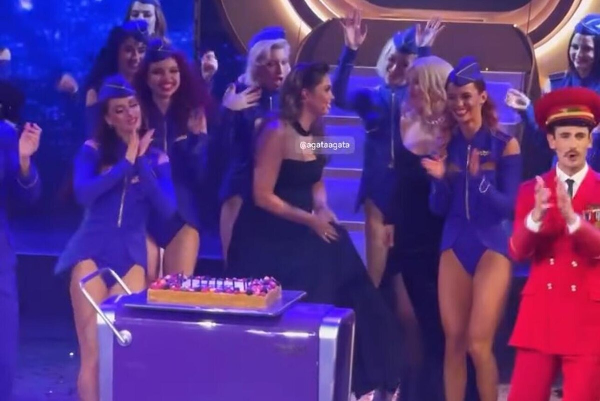    Беременная Агата Муцениеце на сцене Социальные сети