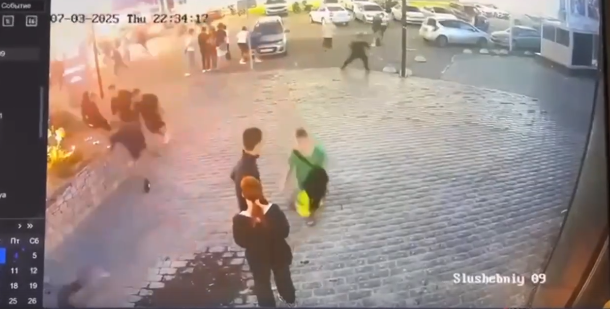     17-летний подросток выстрелил в толпу на Театральной площади в Красноярске