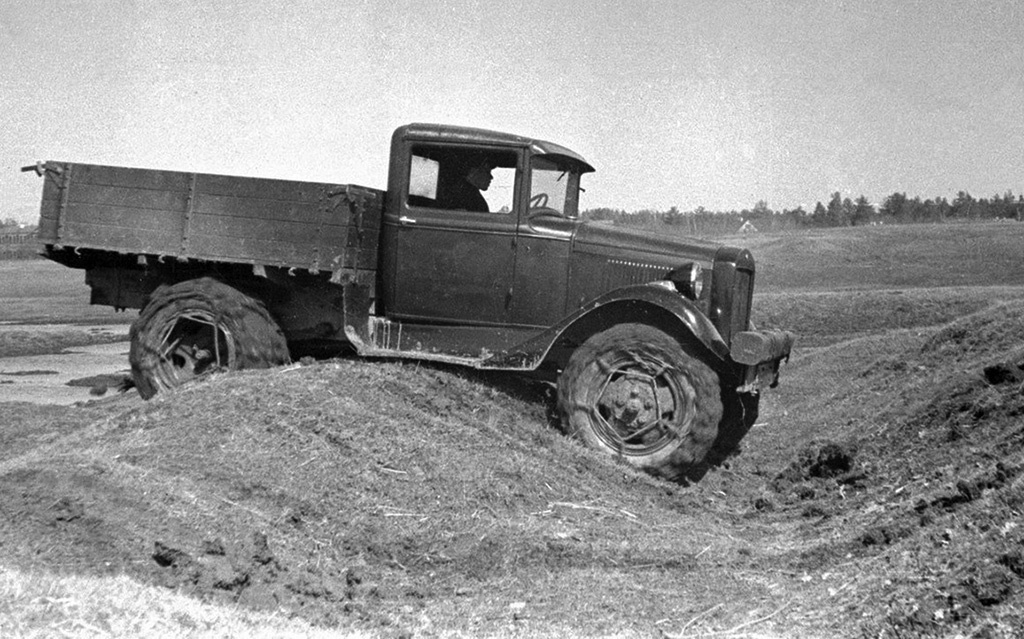 Короткобазный ГАЗ-62 маскировал под собой шасси для броневика ЛБ-62 (обозначение которого любят расшифровывать как Лаврентий Берия). Макетные образцы легких броневиков ЛБ-62 завод испытывал как с двухскатным задним мостом, так и в односкатном варианте