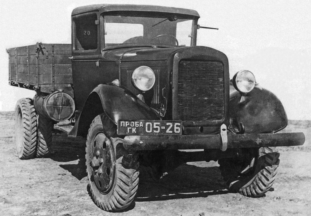 Первый образец ГАЗ-63 был готов в марте 1939 года. Он имел оригинальную раздаточную коробку с встроенным демультипликатором, двухскатную ошиновку заднего моста и колеса на 5 шпильках, обутые в шины Firestone Ground Grip размерности 7,00–20. На опытном образце использовалась кабина от «полуторки» и крылья от «эмки». Ведущий конструктор — Петр Иванович Музюкин